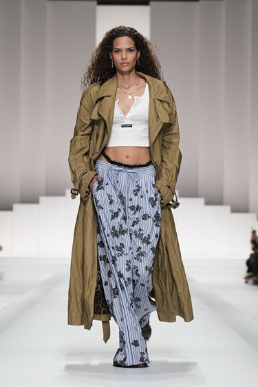 من غرفة النوم إلى منصات العروض … البيجاما تُلهم Dolce & Gabbana صيف 2026